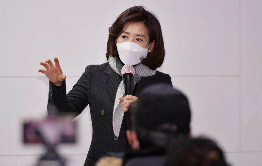 자유한국당 원내대표를 지낸 나경원 전 의원이 최근 국민의힘 서울 은평구갑 당원협의회 당원들과 만나 간담회를 진행하고 있다.<나경원 전 국회의원 페이스북>